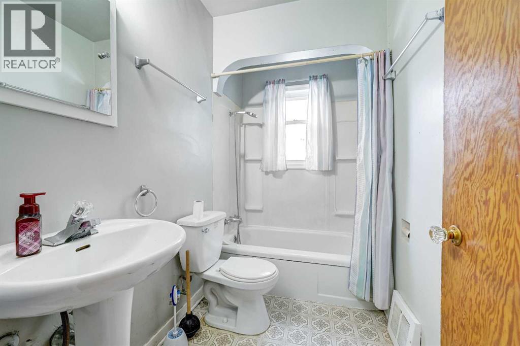 1917 Mountview Crescent NE - 8