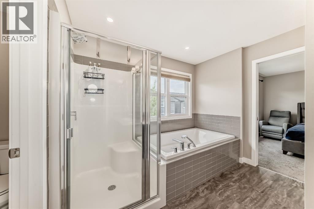 259 Kingfisher Crescent SE - 32