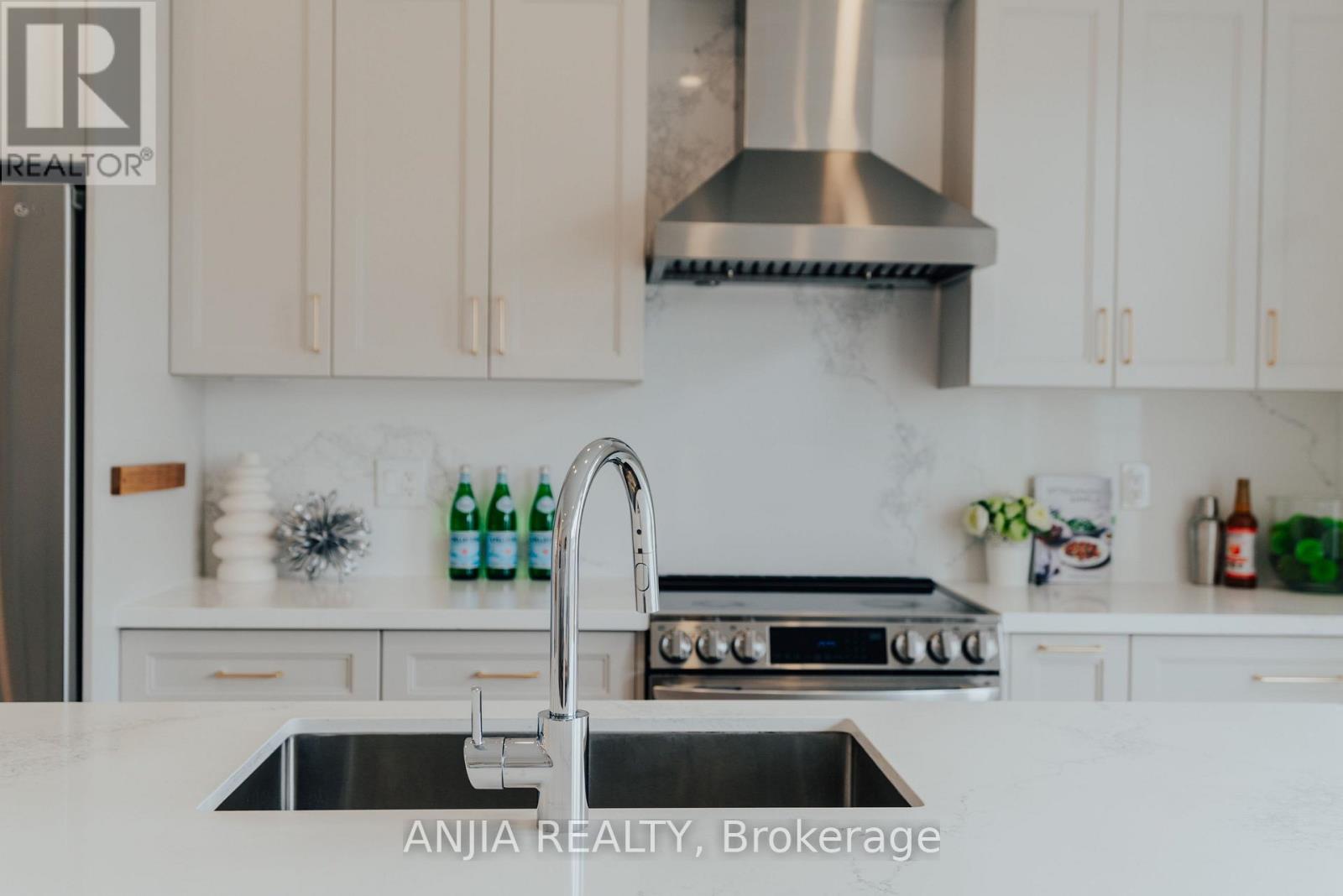 221 DUNDAS WAY - 10
