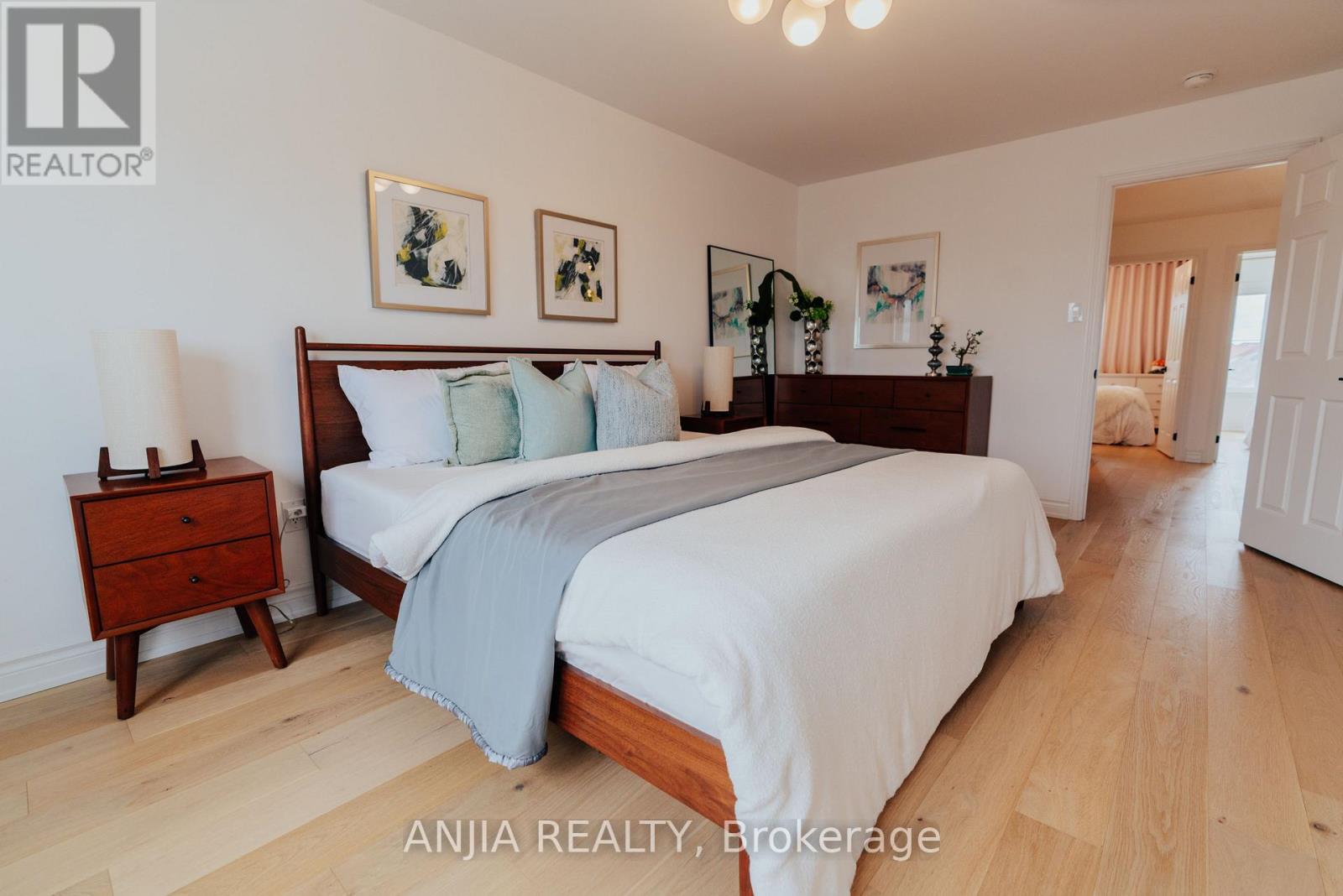 221 DUNDAS WAY - 23