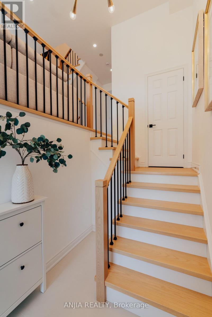 221 DUNDAS WAY - 32