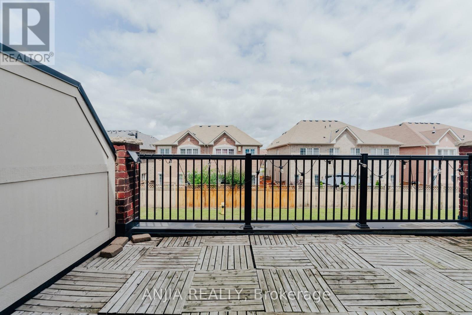 221 DUNDAS WAY - 33