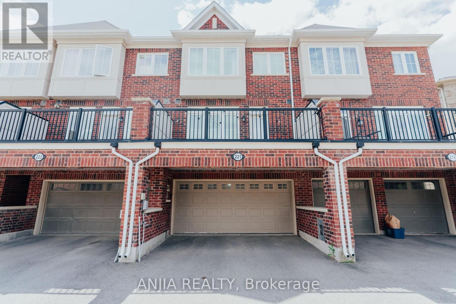221 DUNDAS WAY - 34