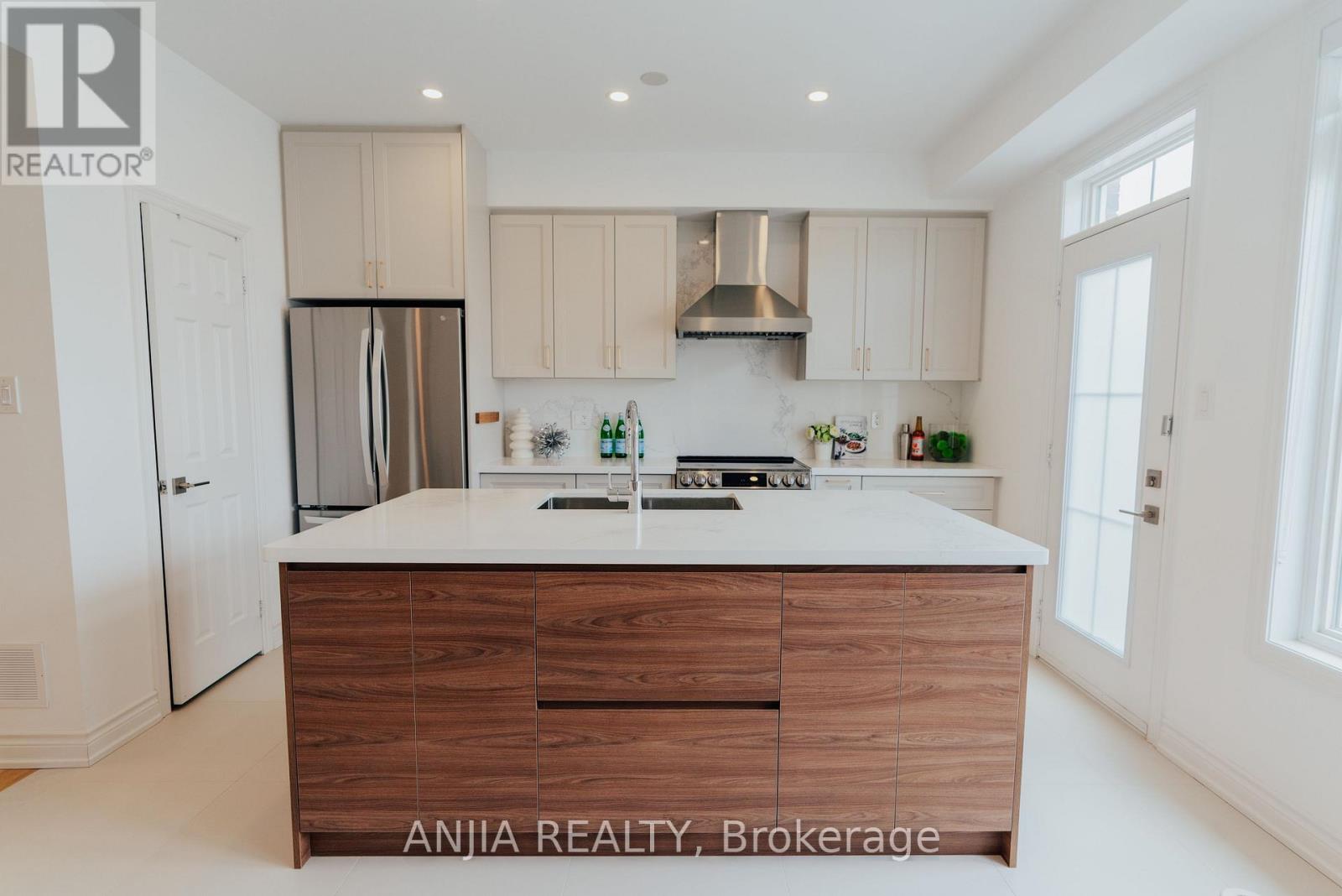 221 DUNDAS WAY - 8