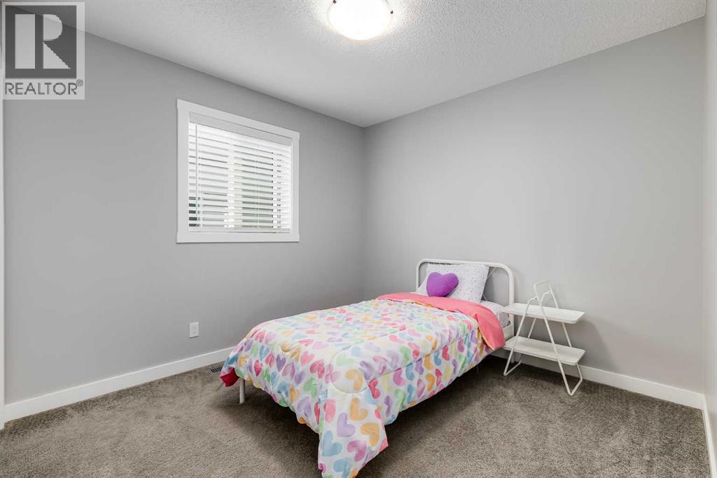 114 Hillcrest Close SW - 19