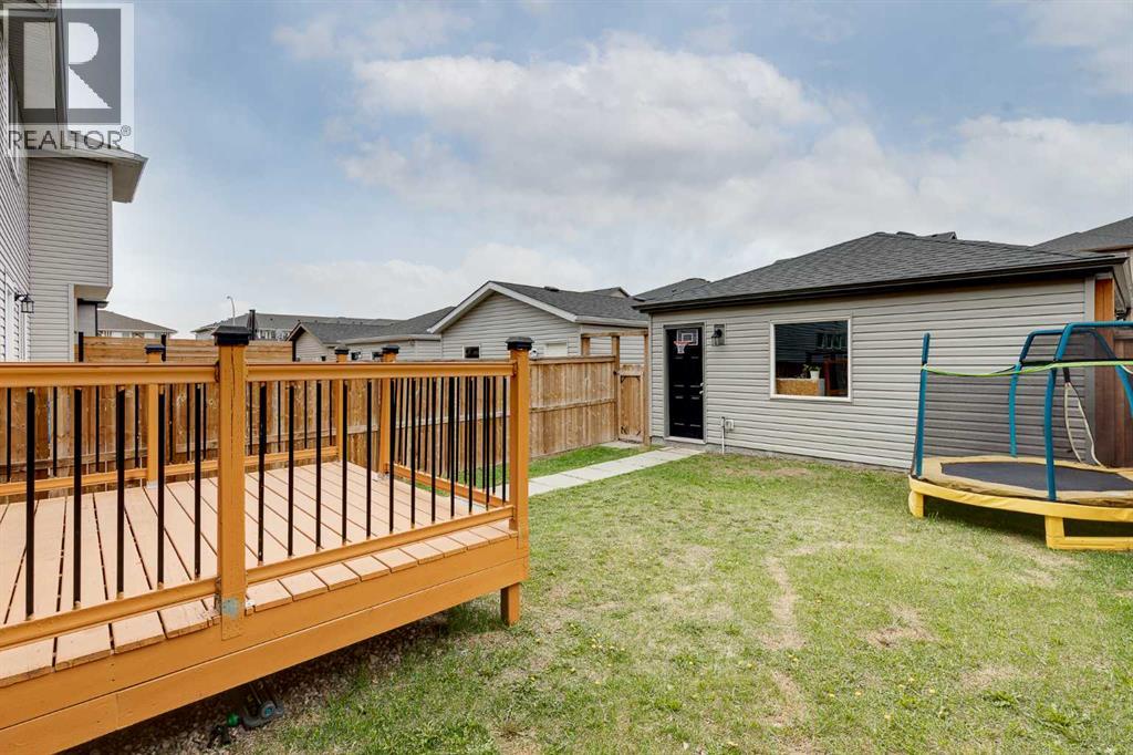 114 Hillcrest Close SW - 32