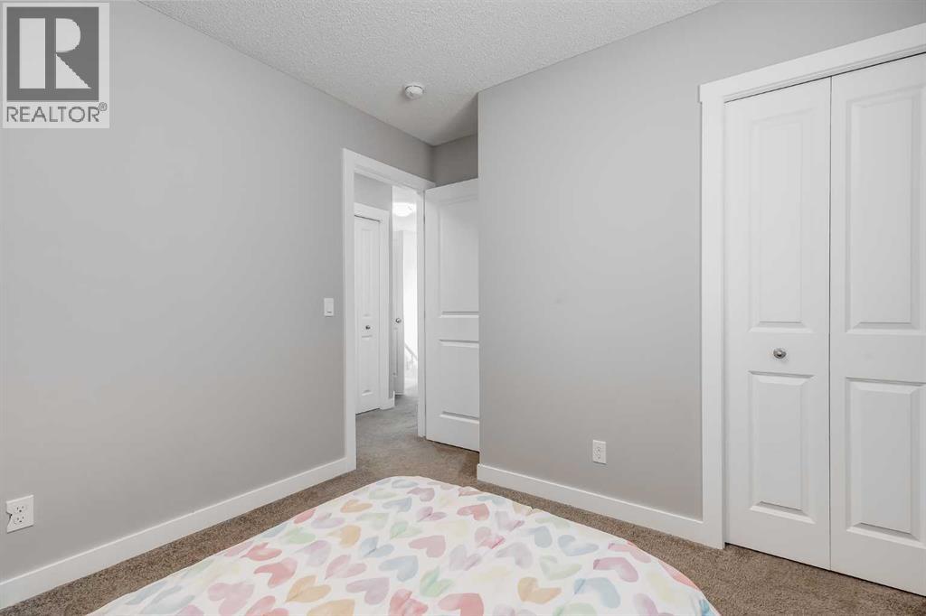 114 Hillcrest Close SW - 20