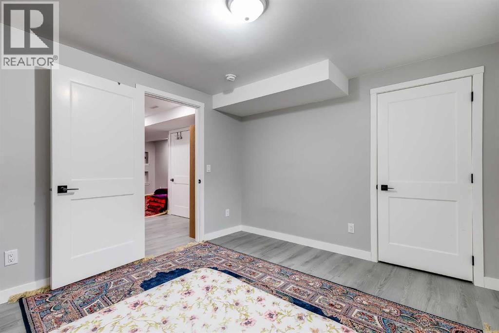 114 Hillcrest Close SW - 28