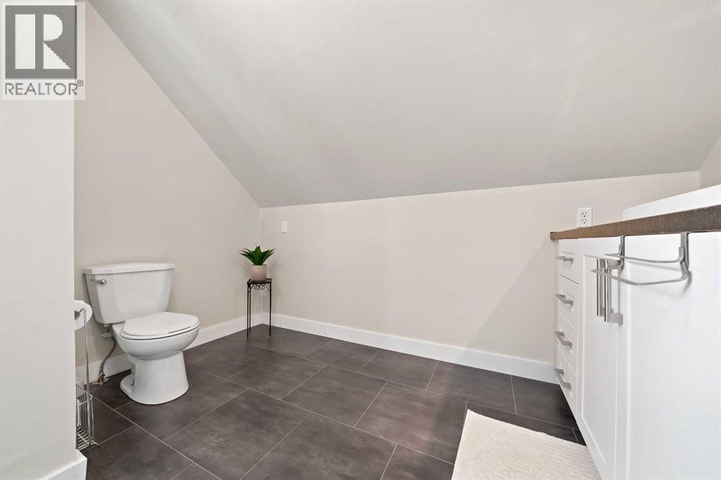 228 2 Avenue E - 22