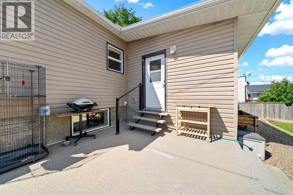 228 2 Avenue E - 35