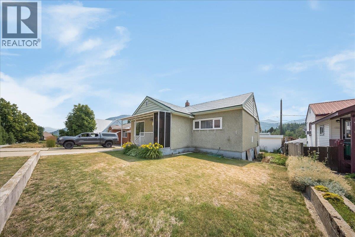 916 Thackeray Street - 2