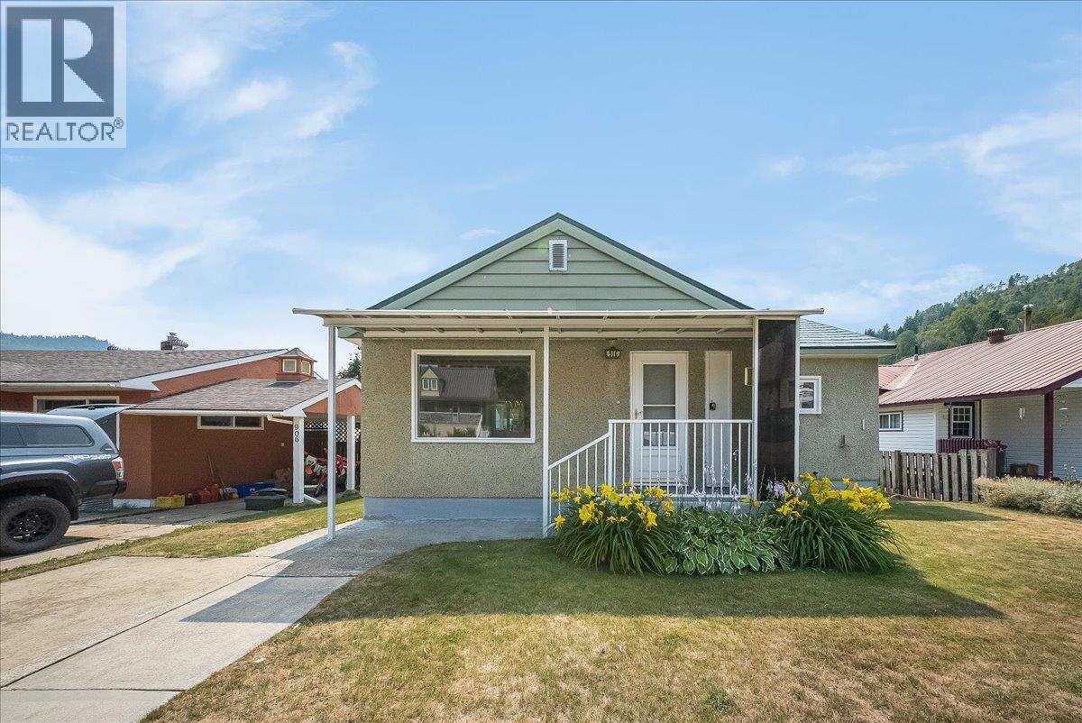 916 Thackeray Street - 1