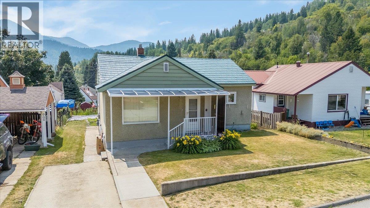 916 Thackeray Street - 36