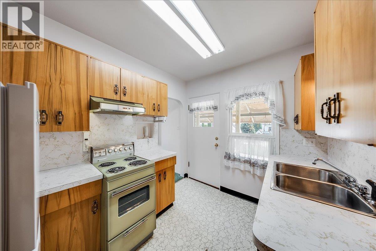 916 Thackeray Street - 8