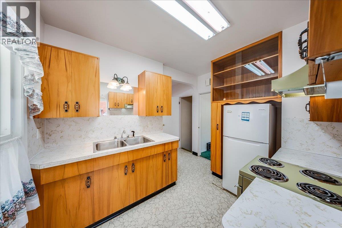 916 Thackeray Street - 9