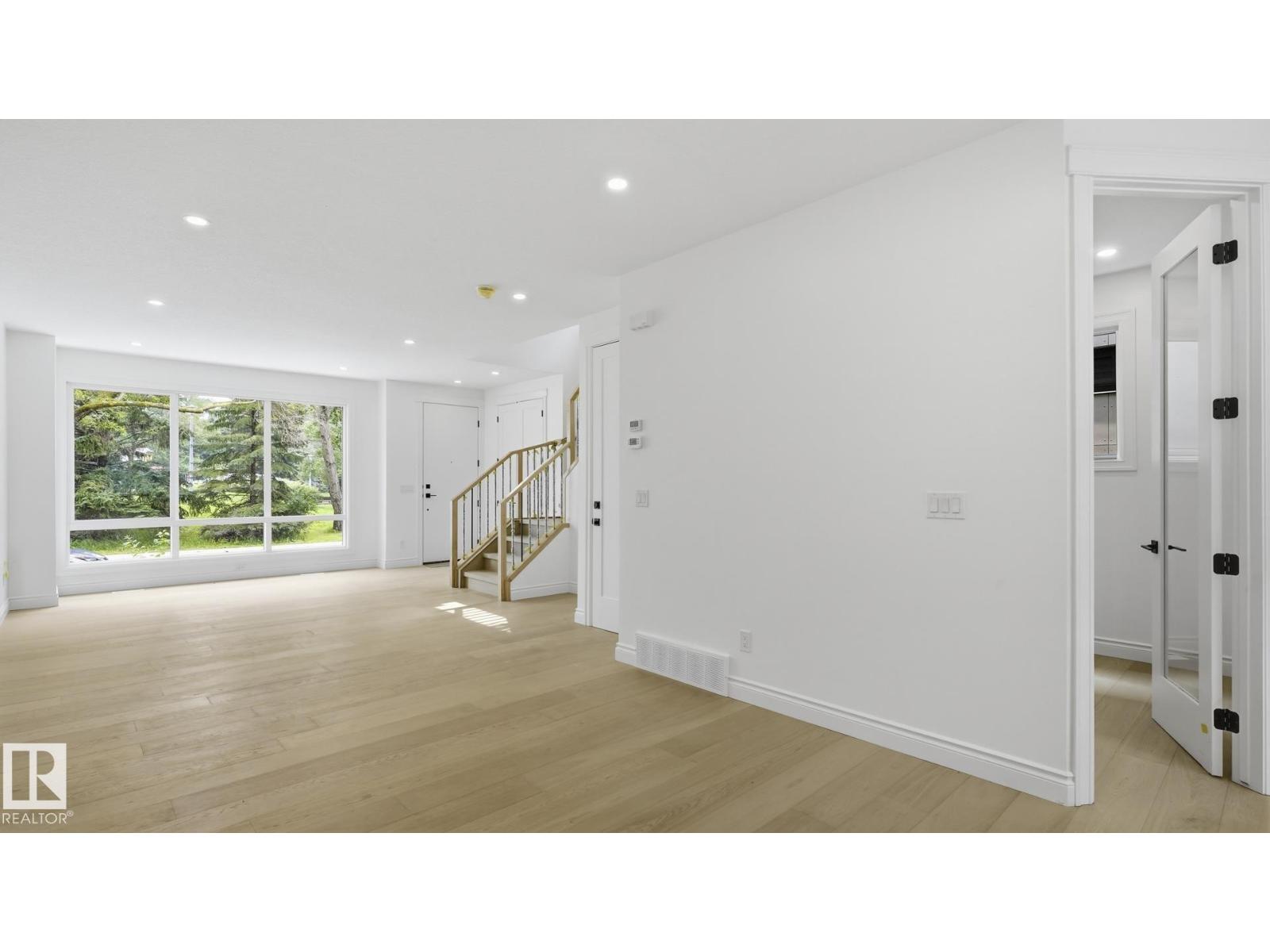 9224 94 ST NW - 8