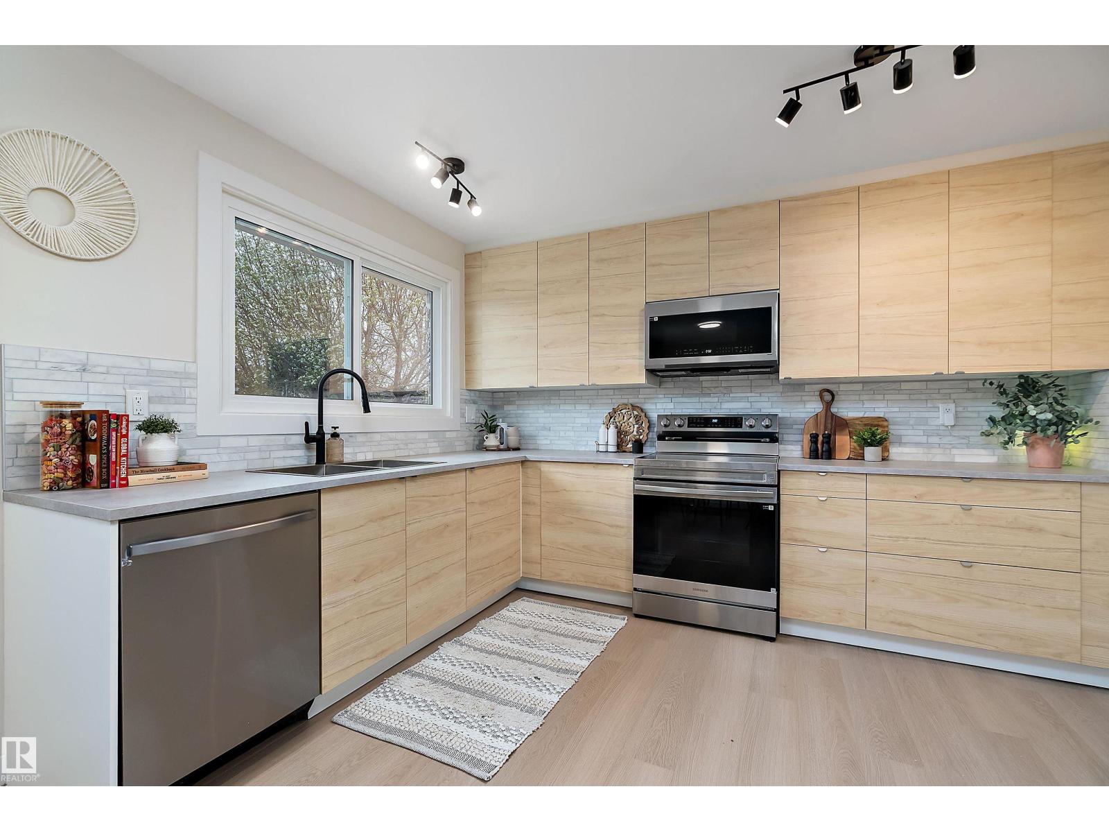 6411 152A AV NW - 14