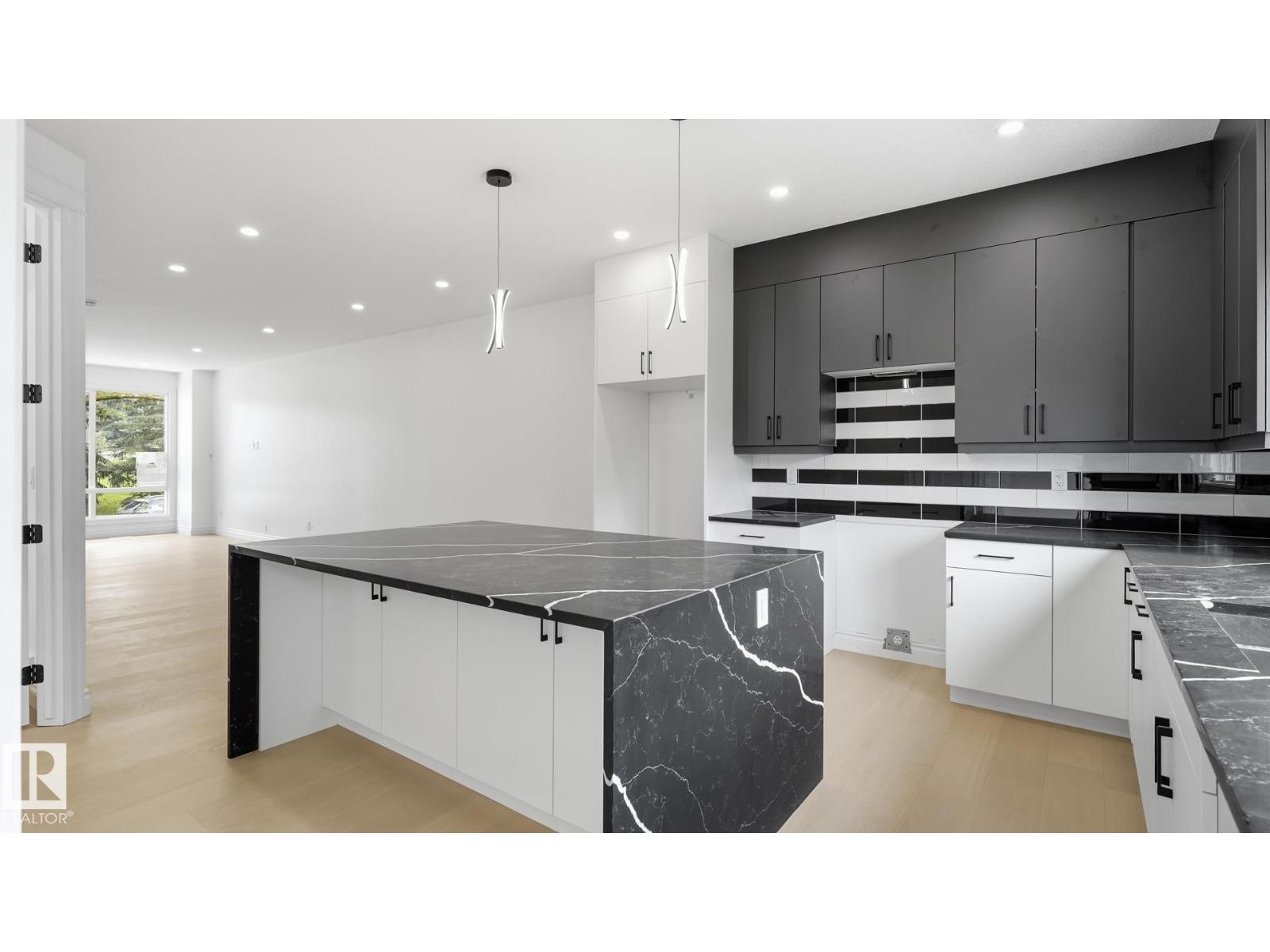9226 94 ST NW - 11