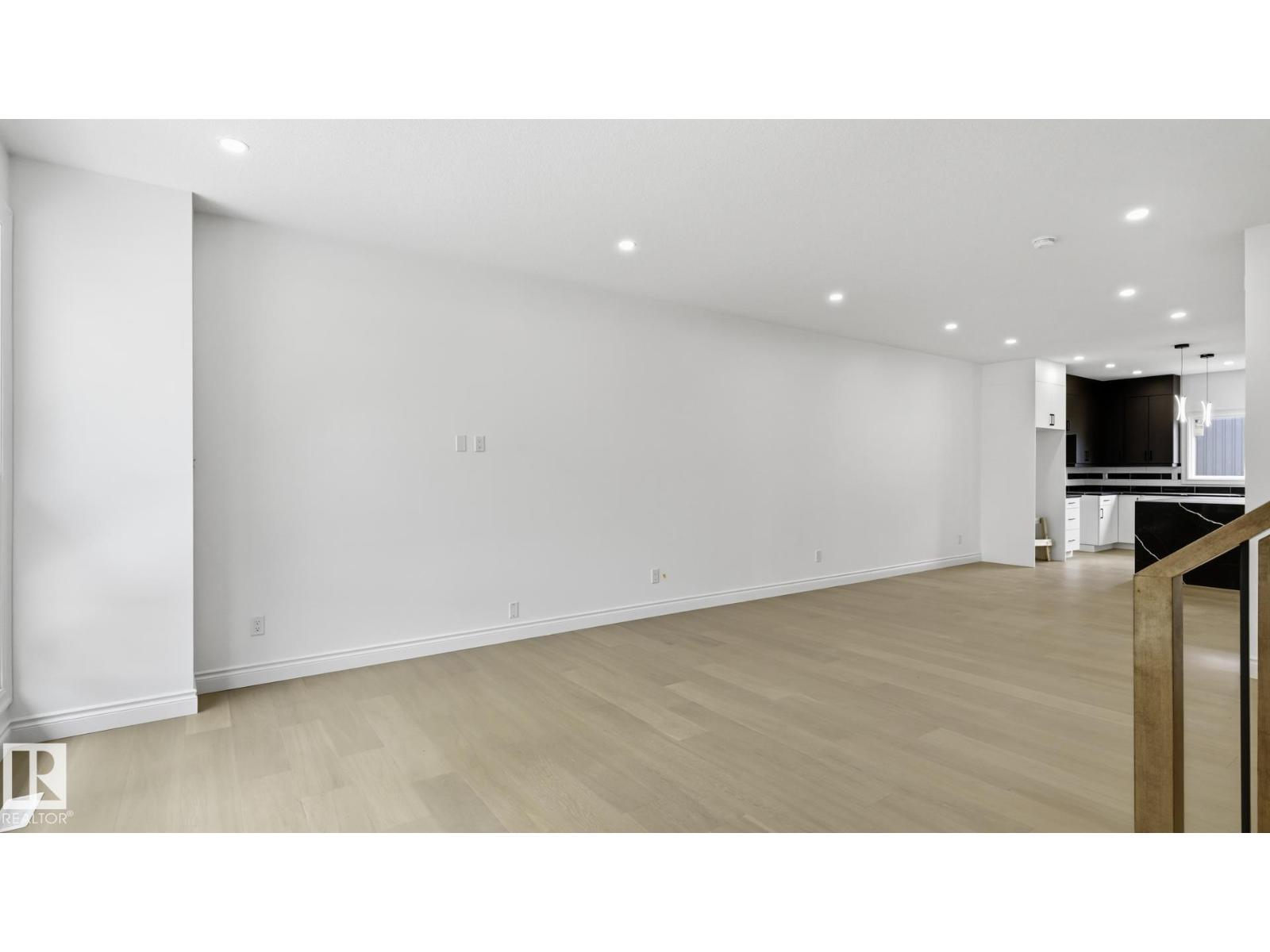 9226 94 ST NW - 2