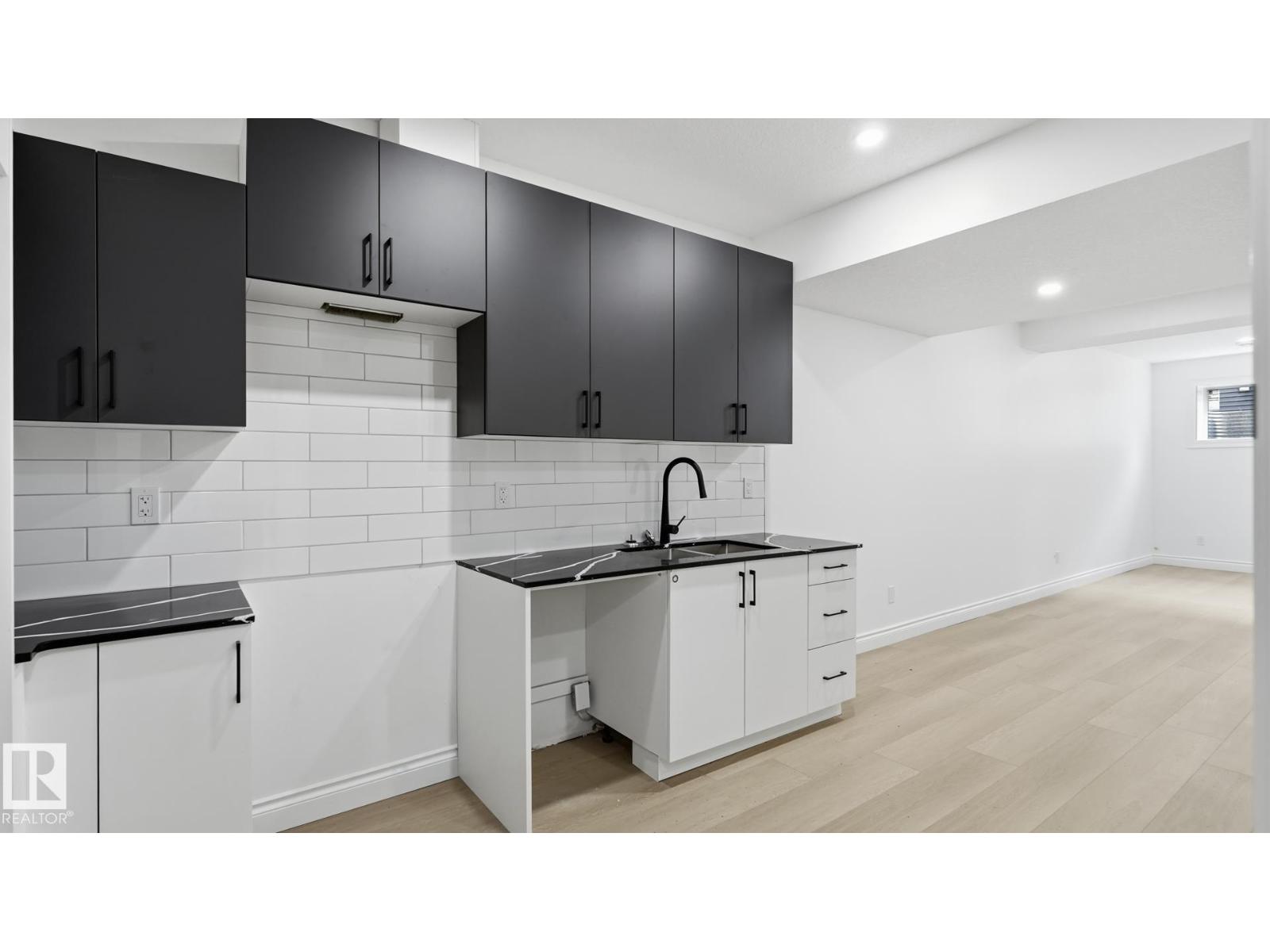 9226 94 ST NW - 24