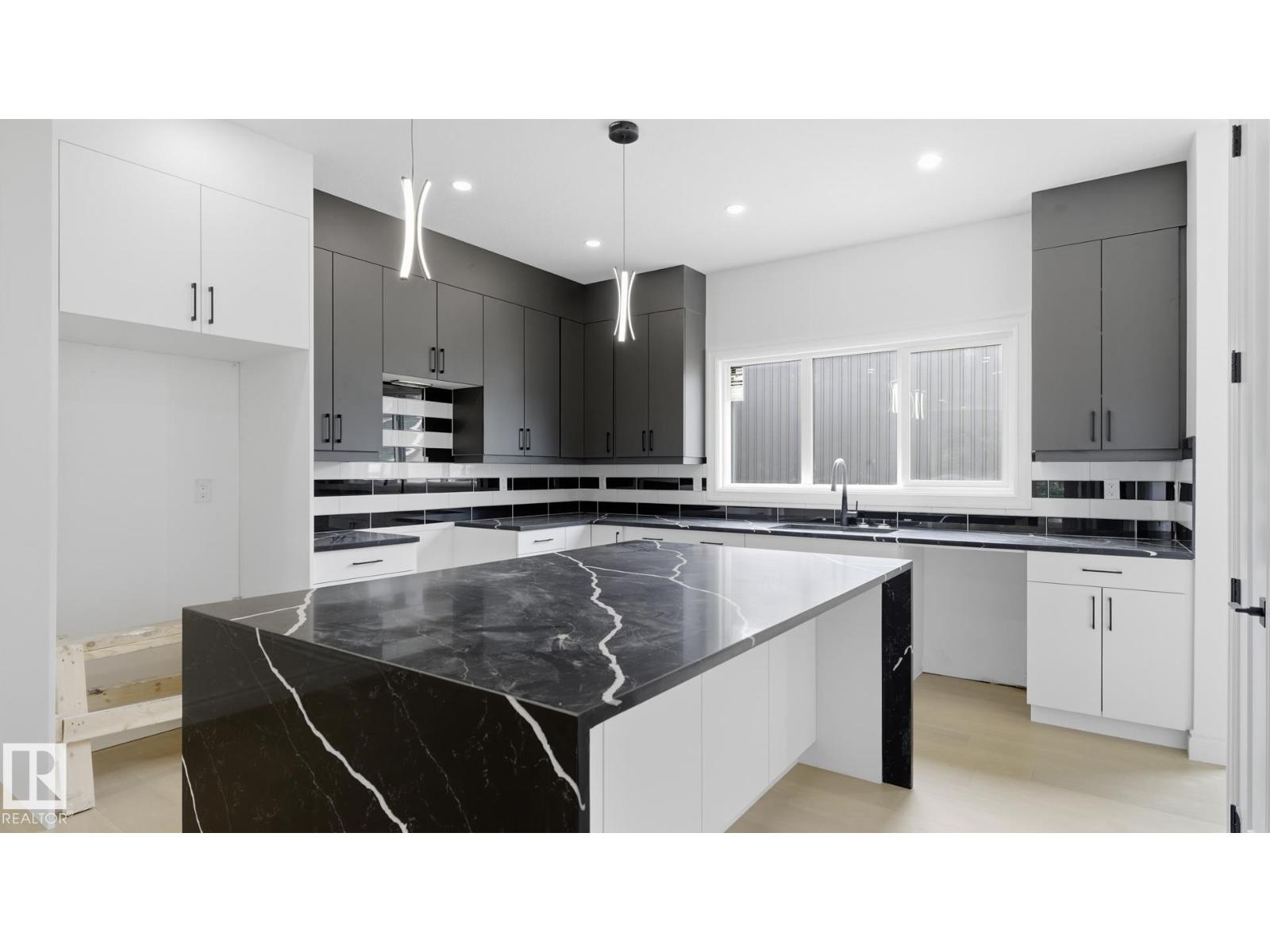 9226 94 ST NW - 8