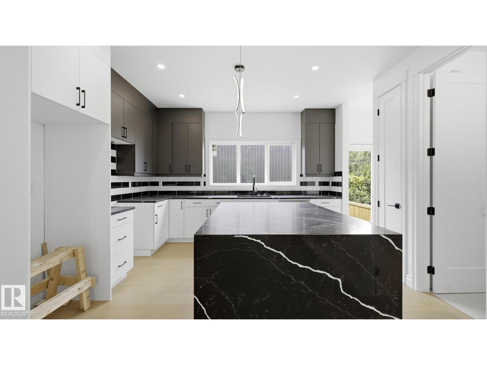 9226 94 ST NW - 9
