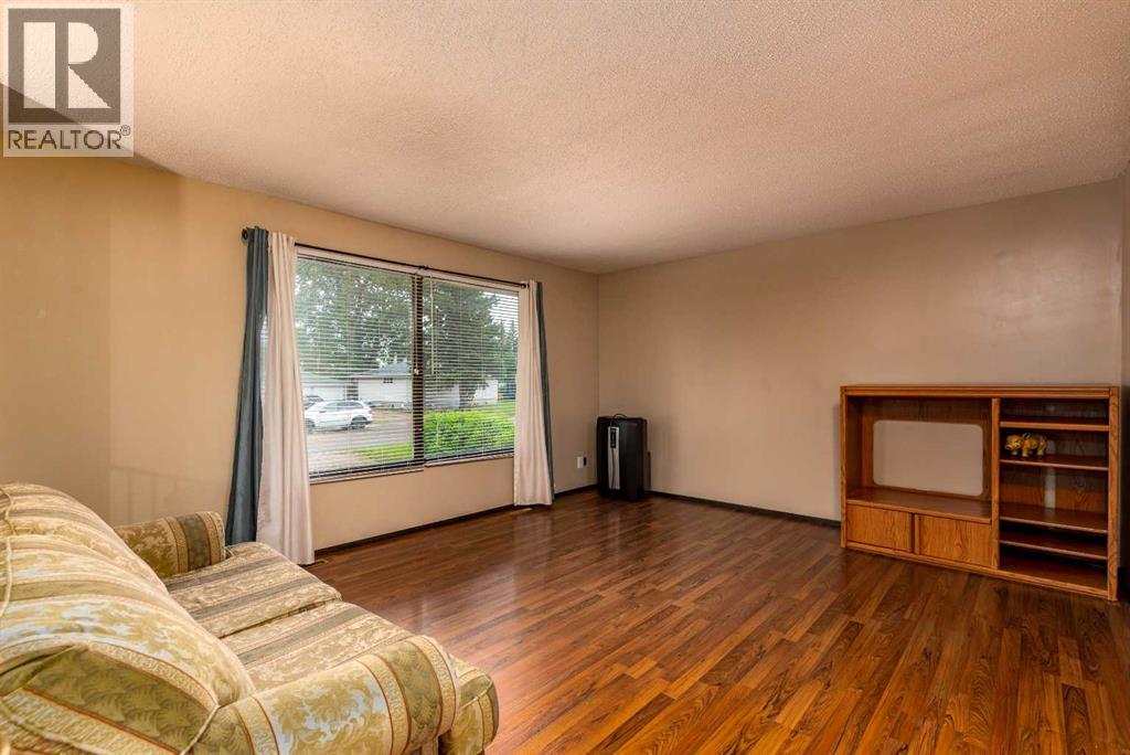 108 3 Avenue W - Image 4