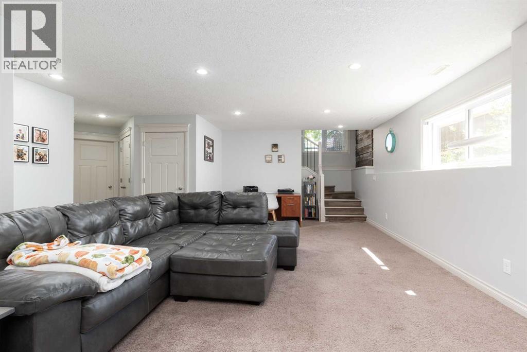 8 Riverton Crescent W - 16