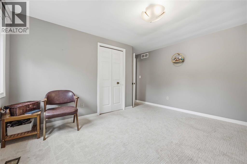 914 VARSITY CRESCENT - 18