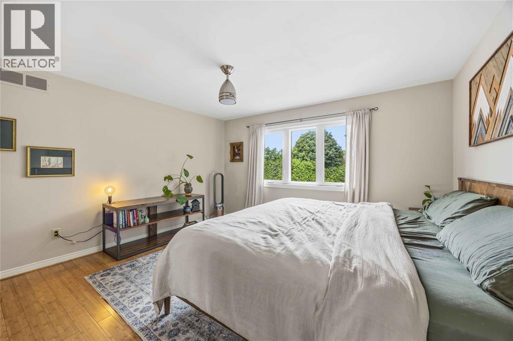 914 VARSITY CRESCENT - 27