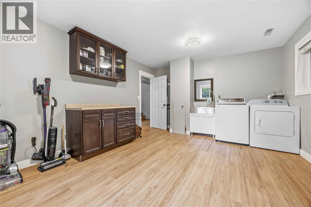 914 VARSITY CRESCENT - 32