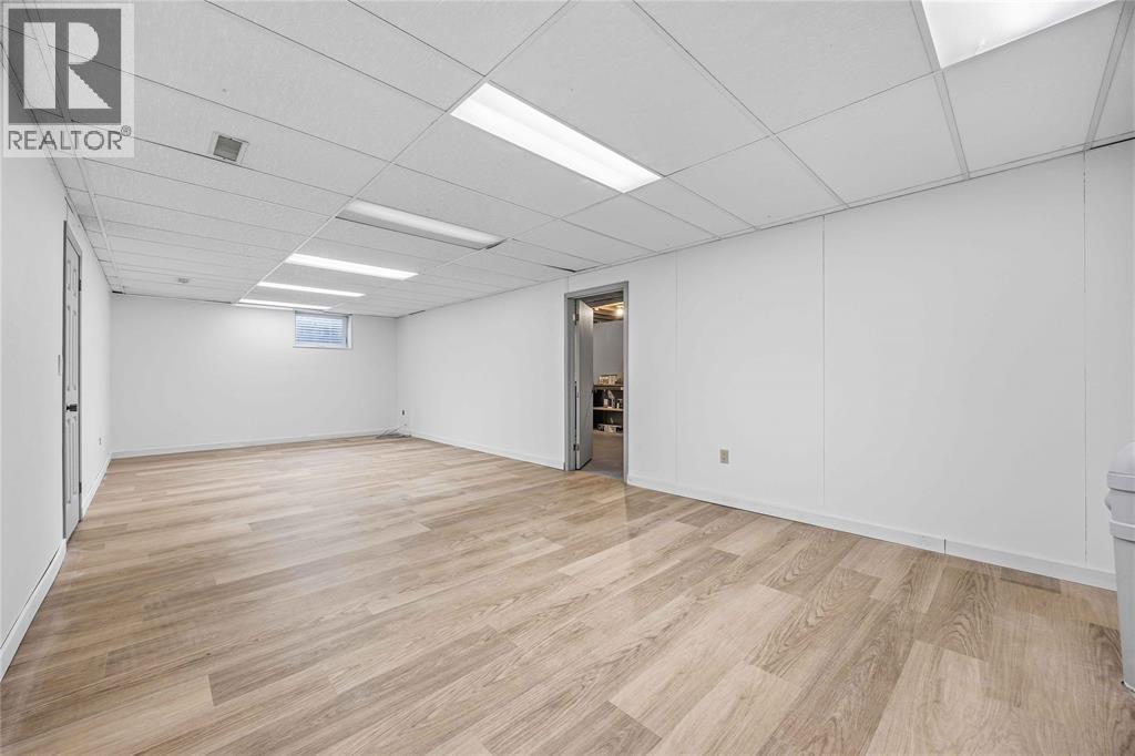 914 VARSITY CRESCENT - 33