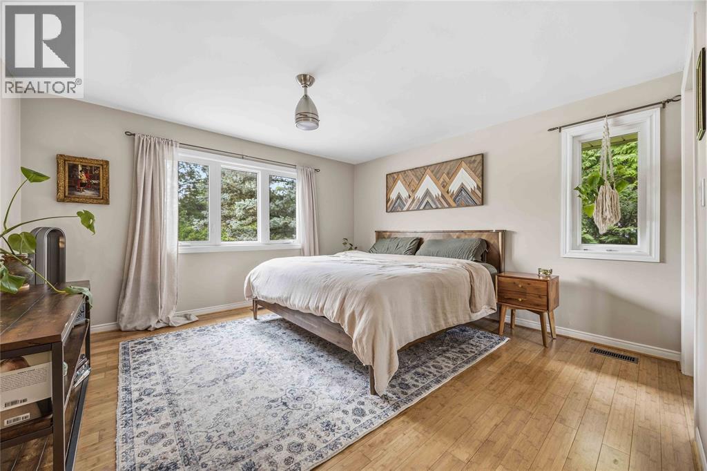 914 VARSITY CRESCENT - 24