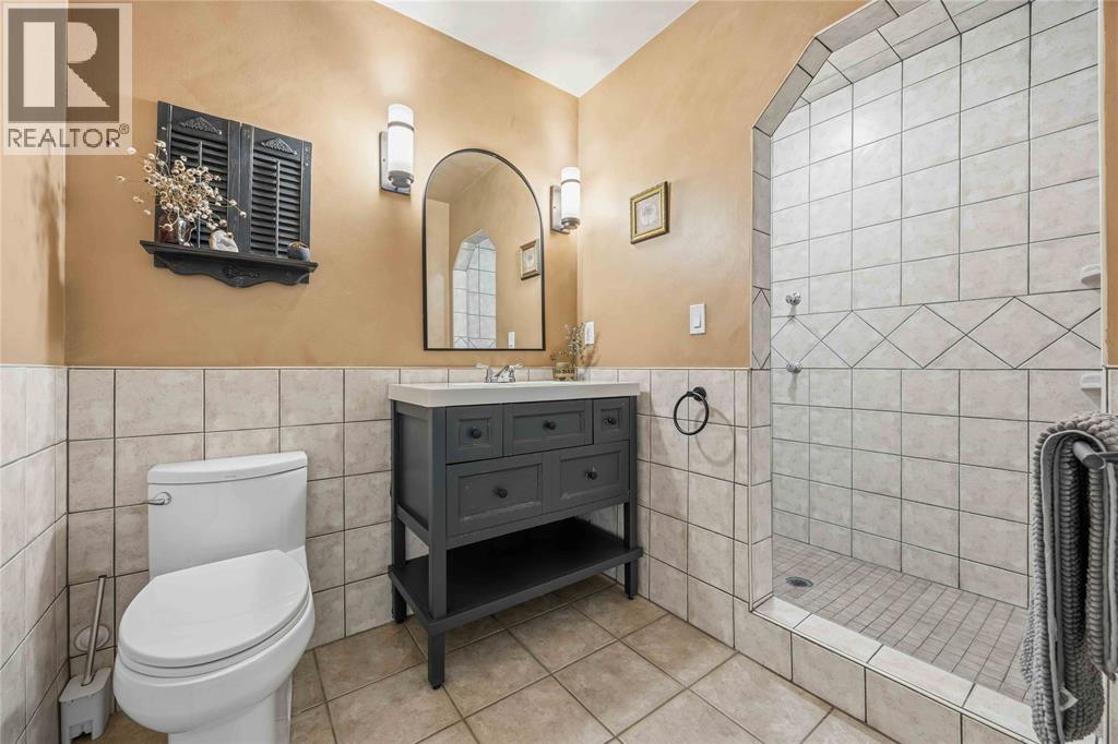 914 VARSITY CRESCENT - 14