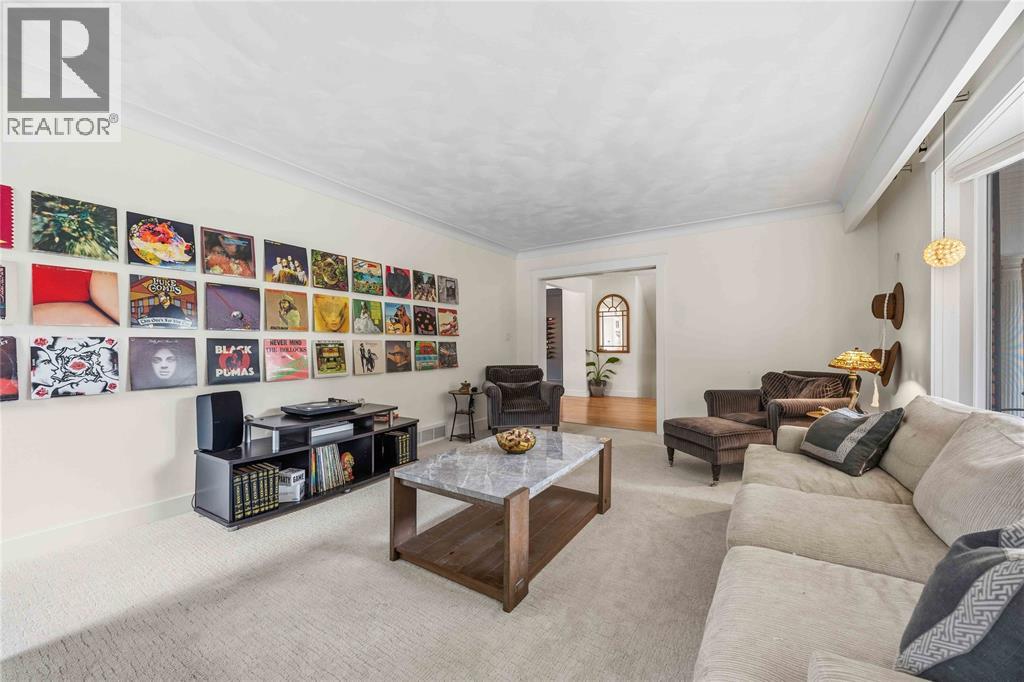 914 VARSITY CRESCENT - 5