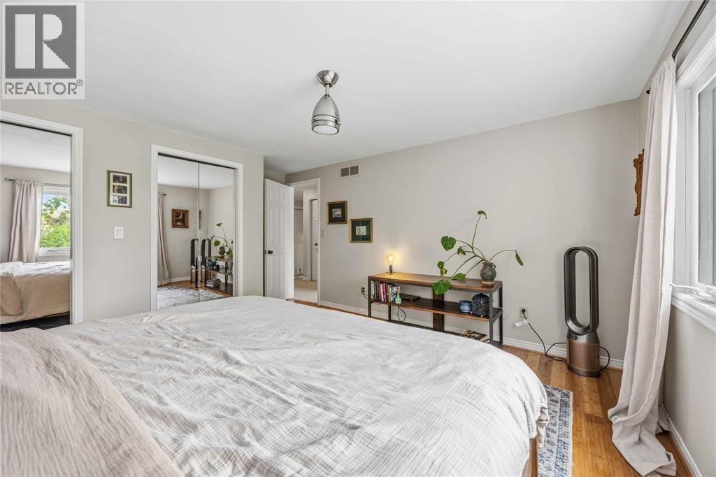 914 VARSITY CRESCENT - 26