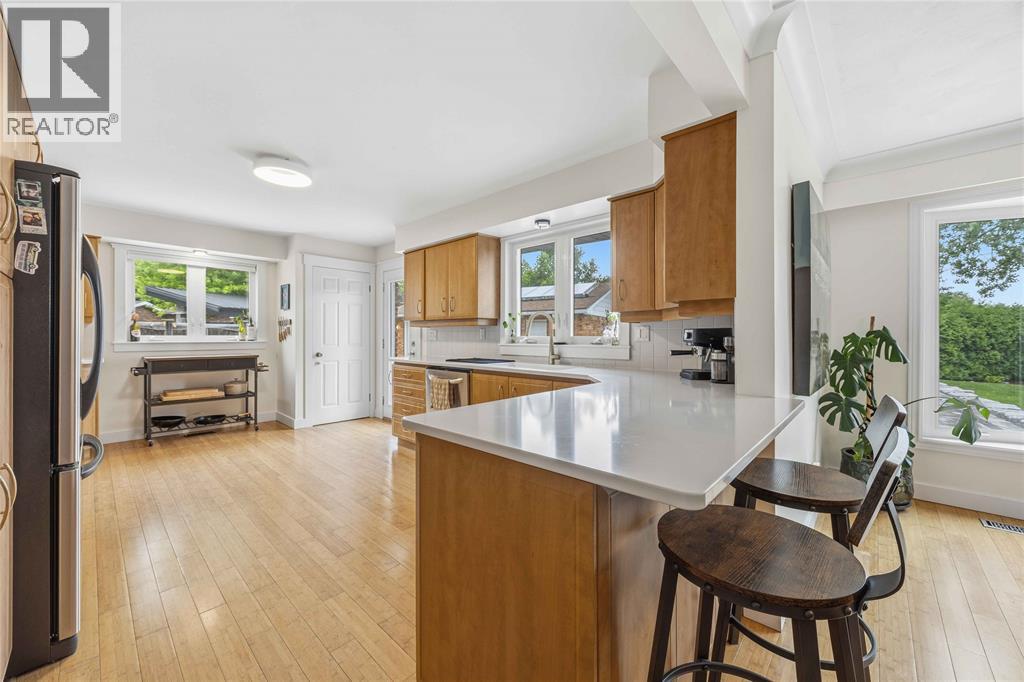914 VARSITY CRESCENT - 8
