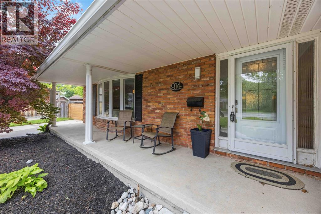 914 VARSITY CRESCENT - 3