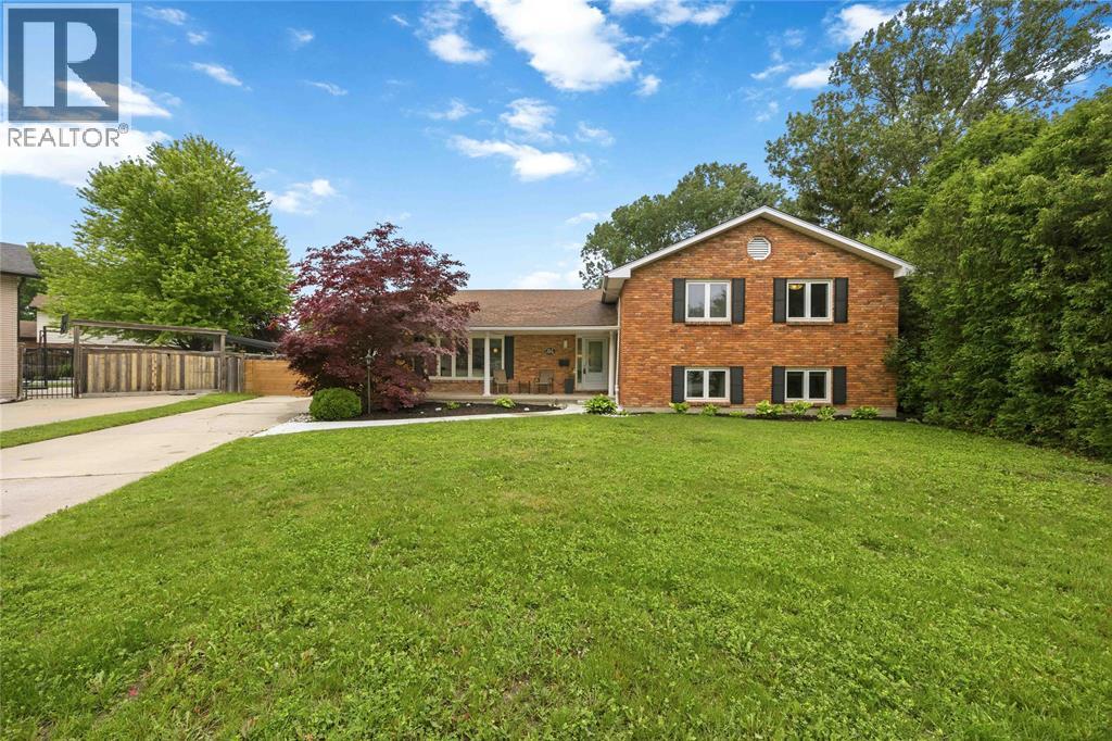 914 VARSITY CRESCENT - 1