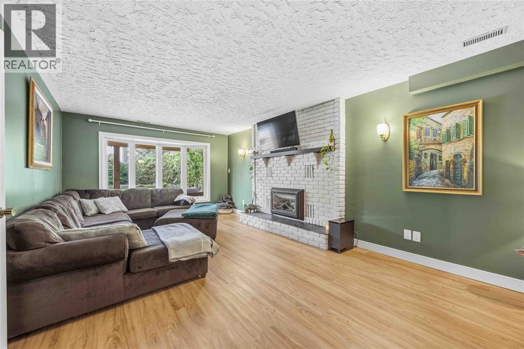 914 VARSITY CRESCENT - 13
