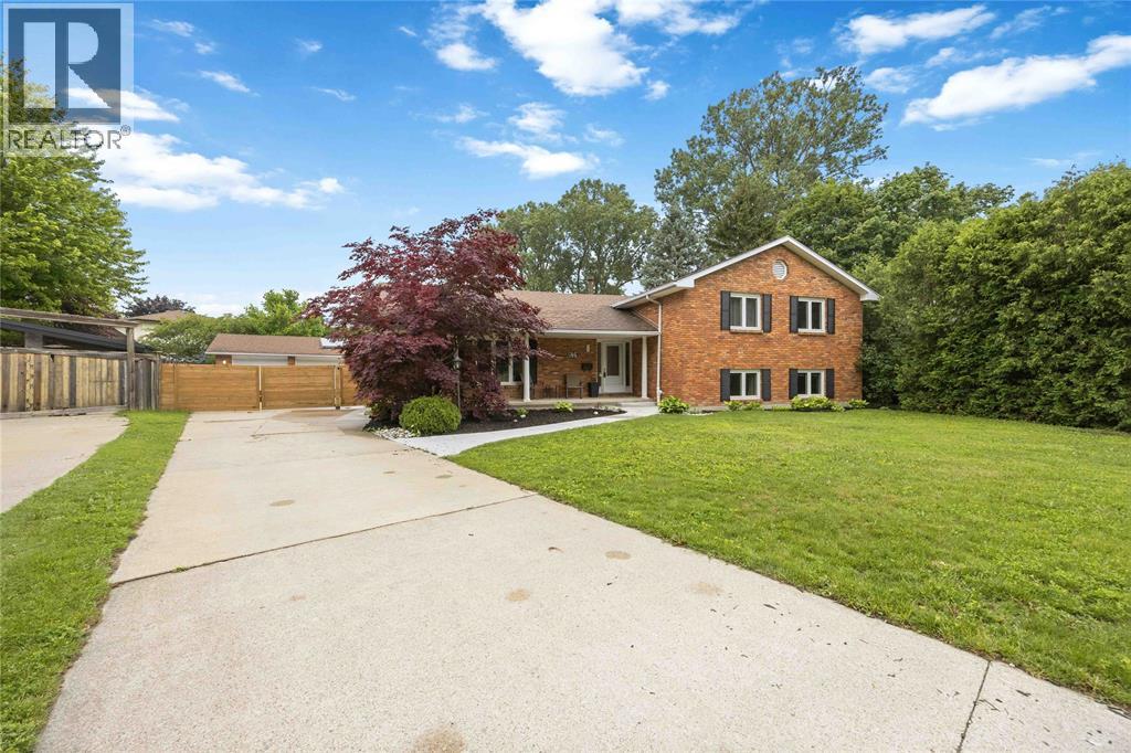 914 VARSITY CRESCENT - 2
