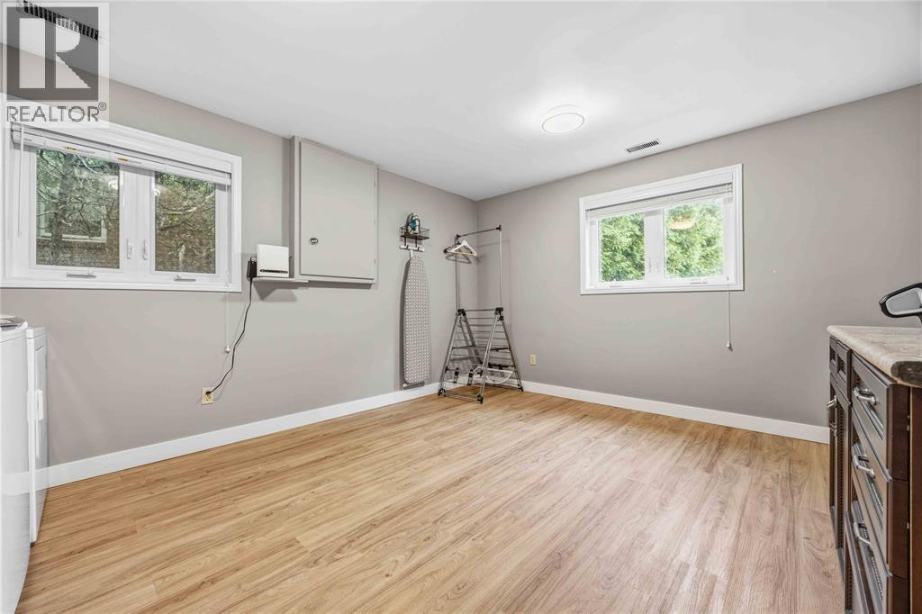 914 VARSITY CRESCENT - 31