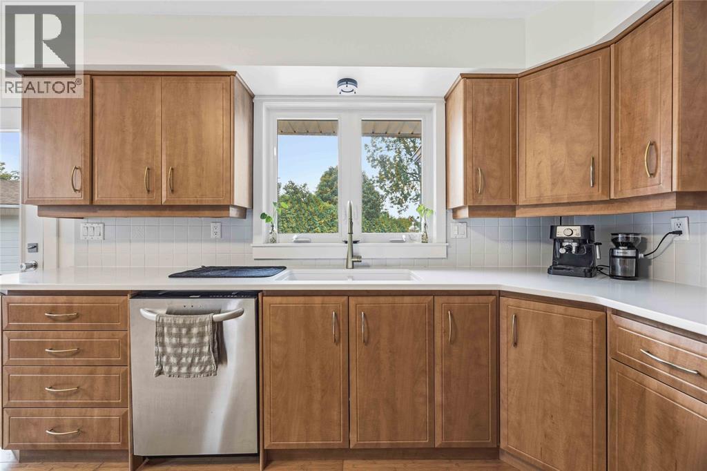 914 VARSITY CRESCENT - 10