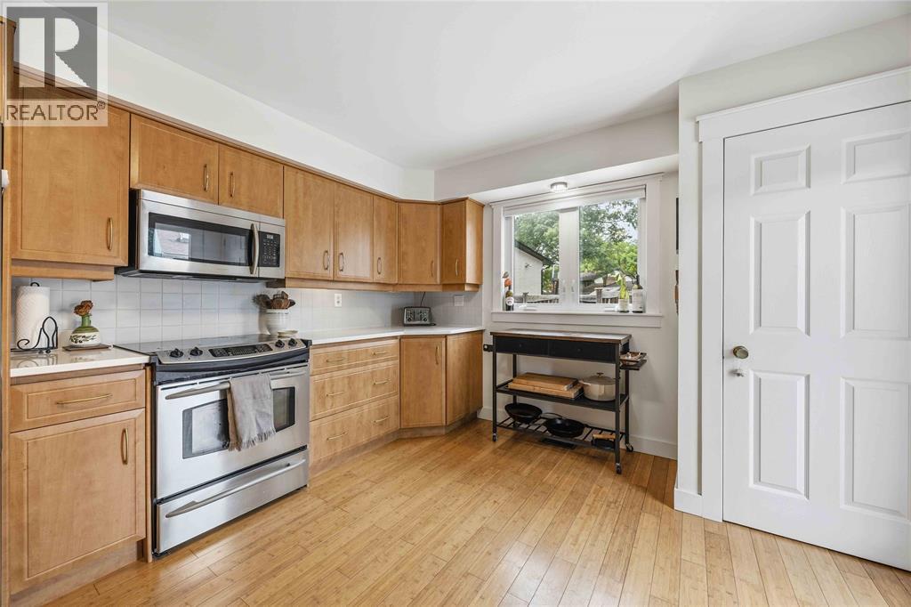 914 VARSITY CRESCENT - 12