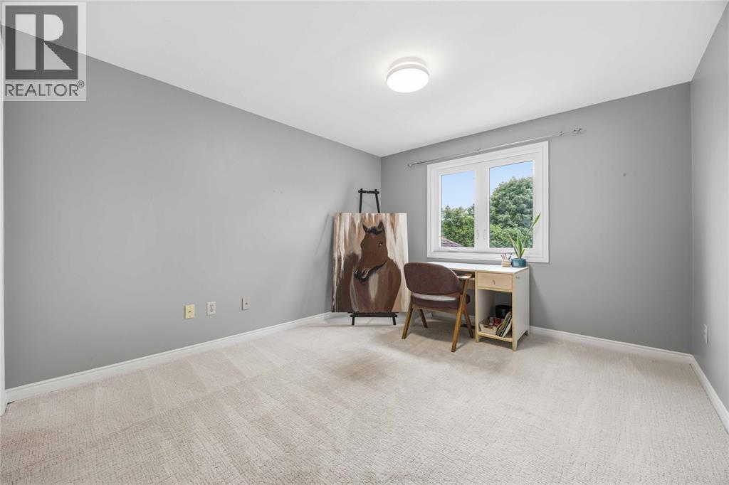 914 VARSITY CRESCENT - 21