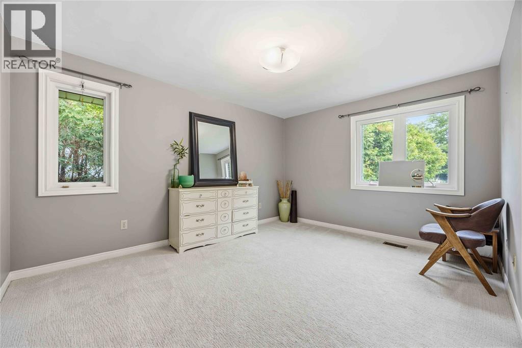 914 VARSITY CRESCENT - 17