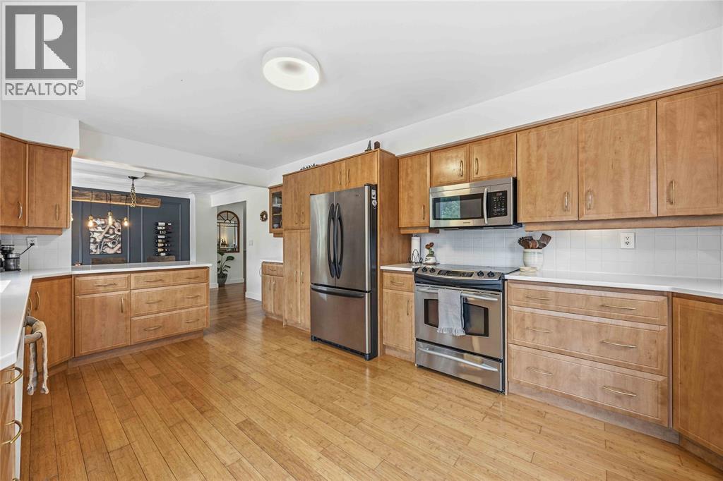 914 VARSITY CRESCENT - 11
