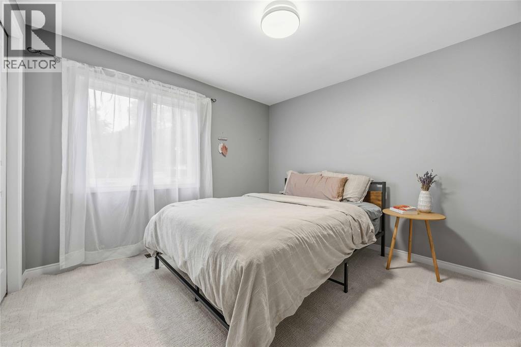 914 VARSITY CRESCENT - 15