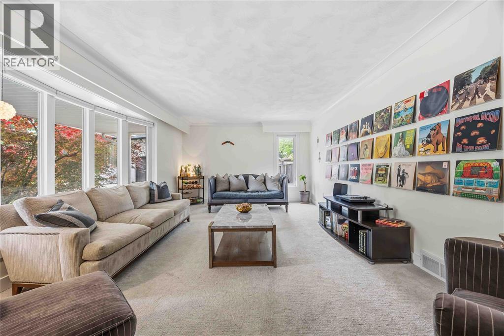 914 VARSITY CRESCENT - 4