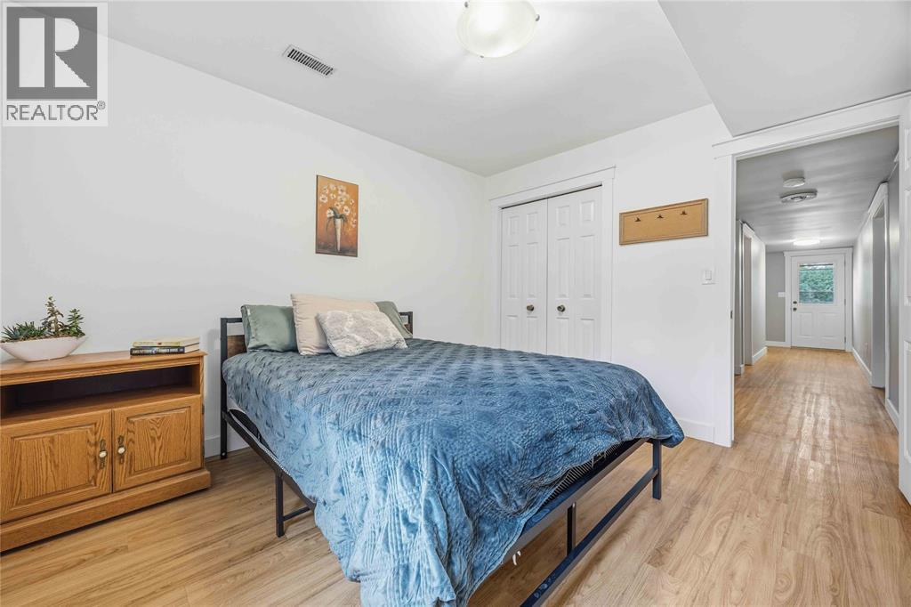 914 VARSITY CRESCENT - 30